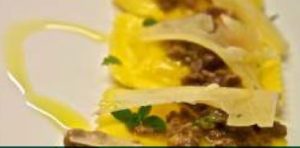 Ravioli all’arancia in piccolo ragù di anatra e sfoglia di pecorino affinato in visciole-in