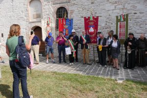 L'arrivo_di_pellegrini_e_istituzioni_alla_Chiesa_della_Vittorina_a_Gubbio