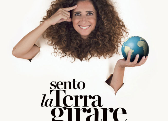 Teresa-Mannino-Sento-la-terra-girare-locandina-copertina