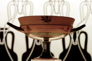 Museo del Vino - Fondazione Lungarotti - Torgiano (Pg) Sala I: "Le origini della viticoltura, l'uso e il commercio del vino in area mediterranea" Phrinos, KYLIX ceramica a figure nere con ritocchi Vulci, metà VI sec. a.C. (inv.87)