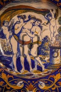Alfredo Santarelli, 1925-30. Piatto da pompa con Le Tre Grazie. Lustro oro e rubinio. Museo Civico Rocca Flea, sezione ceramica. Chiara Fortunati