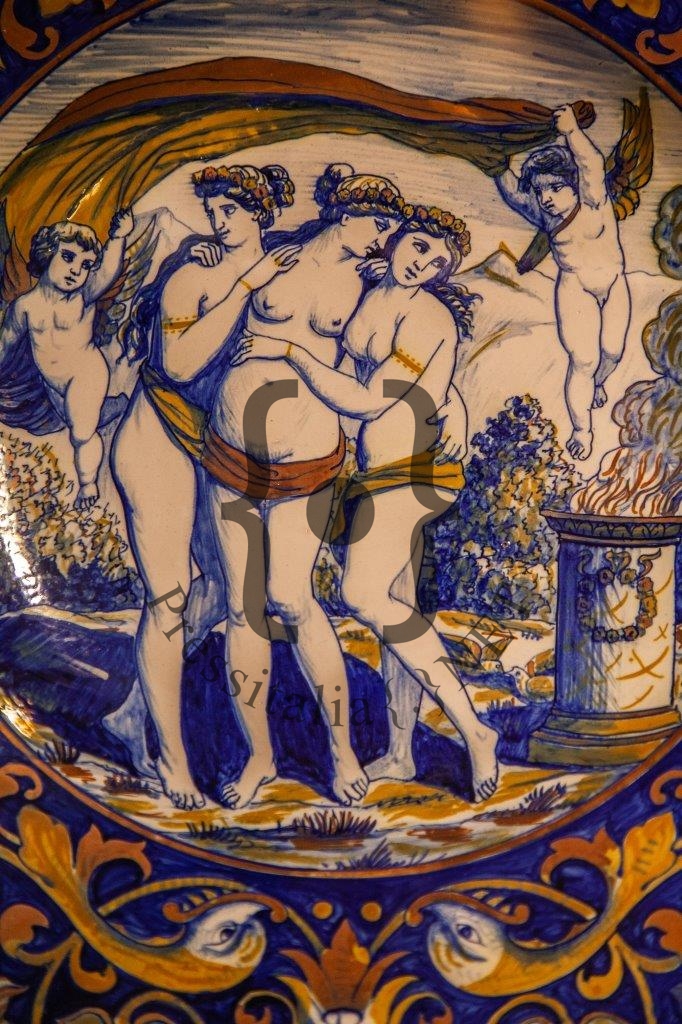 Alfredo Santarelli, 1925-30. Piatto da pompa con Le Tre Grazie. Lustro oro e rubinio. Museo Civico Rocca Flea, sezione ceramica. Chiara Fortunati