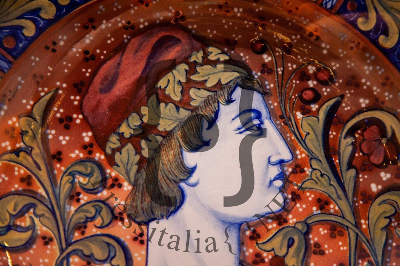 Fratelli Rubboli, 1931-34. Piatto da pompa con Volto virile con racemi. Maiolica a lustro oro e rubino. Museo della Ceramica, Casa Cajani, Gualdo Tadino, Chiara Fortunati