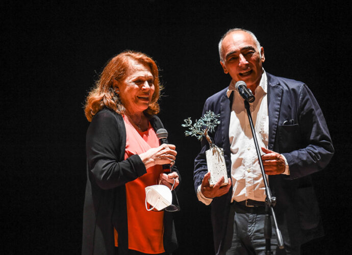 Il-premio-all'Eccellenza-Valeria-Fabrizi-insieme-ad-Alessandro-Boschi-cop