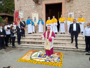 Foto-infiorata-spello-per-neovescovo