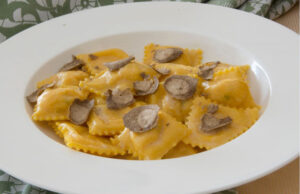 Agnolotti-in-salsa-al-tartufo-bianco-in