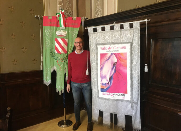 Il-Palio-fa-bella-presenza-in-sala-consiliare-insieme-al-Sindaco-Presciutti-cop