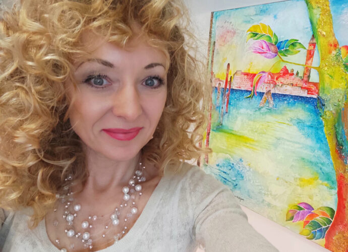 Magdalena-con-il-quadro-esposto-a-Venezia