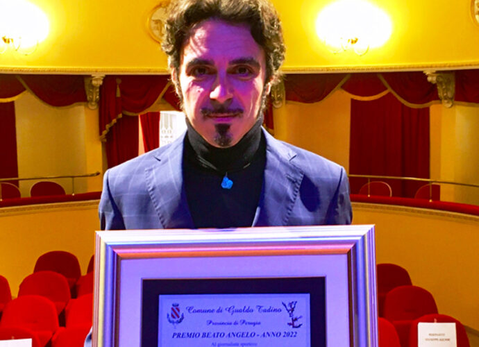 Manuel-Codignoni-con-il-Premio-Beato-Angelo-cop
