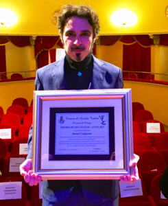 Manuel-Codignoni-con-il-Premio-Beato-Angelo-in