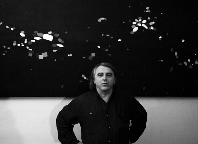 Antonio-Capaccio-davanti-a-un-suo-quadro__foto-Luca-Fabiani_2010_cop
