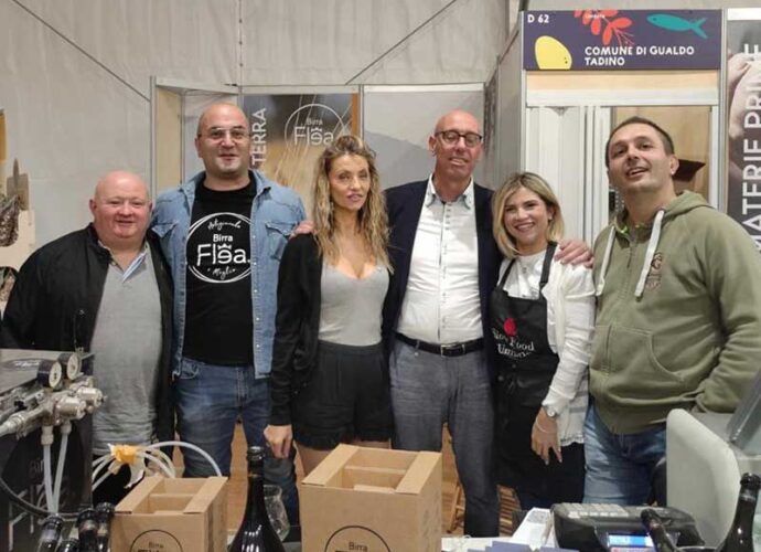 Il-sindaco-Presciutti-e-l'Assessore-Franceschini-nello-stand-di-Gualdo-Tadino-a-Terra-Madre-cop