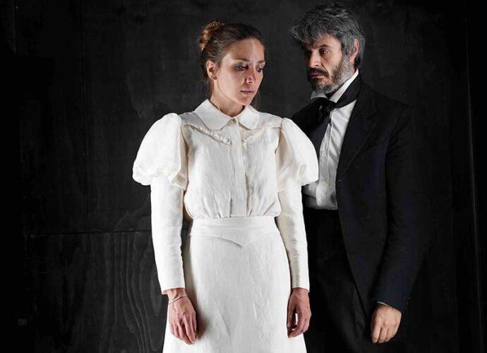 La-signorina-Giulia--Giuliana-Vignogna,-Christian-La-Rosa-Ph-cop