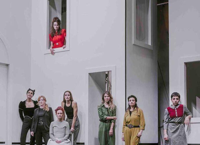 OTELLO_Valentina-Acca,-Verdiana-Costanzo,-Francesca-Farcomeni,-Federica-Fracassi,-Federica-Fresco,-Ilaria-Genatiempo,-Viola-Marietti,-Cristiana-Tramparulo_ph-Gianluca-Pantaleo_1-cop