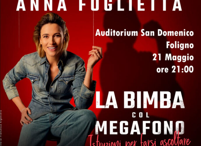 Locandina-La-bimba-col-megafono-cop
