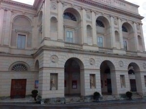 1280px-Teatro_Nuovo__Gian_Carlo_Menotti__di_Spoleto-cop