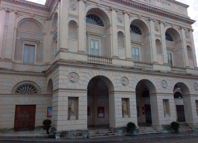 1280px-Teatro_Nuovo__Gian_Carlo_Menotti__di_Spoleto-cop