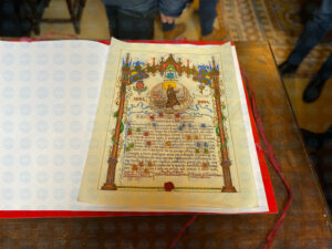 La-Pergamena-ufficiale-consegnata-durante-il-Beato-Angelo-al-Cardinale-Piacenza-in