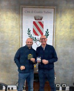 Il-Campione-Castellani-con-il-Sindaco-Presciutti-posano-con-le-medaglie-vinte-nel-2024-in