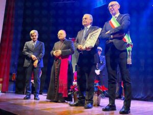 Catanossi-riceve-il-Premio-Beato-Angelo-cop